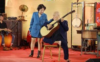 Tiếng đàn vang lên từ bóng tối trong 'Sô diễn cuộc đời' của nghệ sĩ Thanh Điền