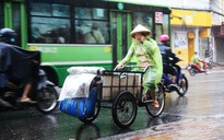 Người Sài Gòn 'đội' bão mưu sinh, chật vật dưới mưa lớn vì bão số 9