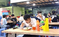 Suốt ngày ăn cơm 'bụi', sinh viên ở ký túc xá thèm khát cơm nhà