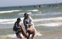 Ngư dân Quảng Trị 'hụp lặn' dọc bãi biển, thu tiền triệu mỗi ngày với con ruốc