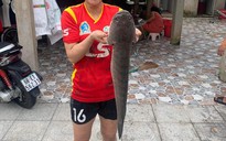 Sau tấm HCV SEA Games 31, Chương Thị Kiều lội bùn tay không bắt cá khủng