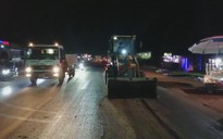 Dầu điều đổ tràn ra quốc lộ 14 khiến nhiều người té ngã