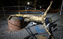 Bức tượng tôn vinh Ibrahimovic bị CĐV chặt chân, xô đổ
