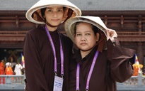Trương Thị May cùng mẹ tham dự Đại lễ Phật đản Vesak tại chùa Tam Chúc