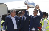 Ronaldo mang cúp EURO về tới quê nhà trong rừng cờ hoa Bồ Đào Nha