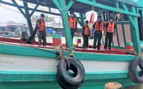 Cà Mau: Cứu kịp thời 3 người bị chìm sà lan trên biển