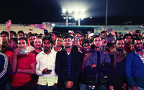 Bên trong fanzone tại Qatar: Một đêm xem bóng đá cùng lao động nhập cư Qatar
