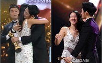 Son Ye Jin - Jung Hae In ôm nhau thắm thiết trên sân khấu