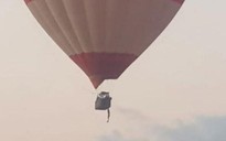 Bám giỏ khinh khí cầu, một người rơi xuống tử vong