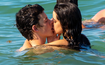 Shawn Mendes và Camila Cabello lộ ảnh hôn nhau đắm đuối trên biển