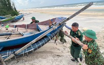 Bão Noru: Quảng Trị đâu cũng thấy chiến sĩ biên phòng giúp dân phòng bão