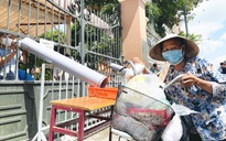 Người Sài Gòn dễ thương trong dịch Covid-19: 'Đặc sản' ATM lướt ống phòng lây nhiễm