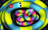 Video: Choáng với rắn khổng lồ siêu dài, gây náo loạn Slither.io