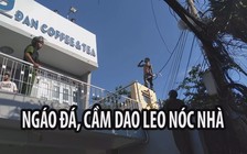 Người đàn ông có biểu hiện ngáo đá, cầm dao leo nóc nhà la hét