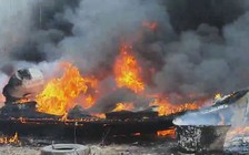 Cháy kinh hoàng tại bãi chứa ca nô ven sông Sài Gòn