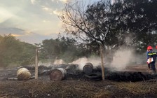 Khói mù mịt vì cháy lớn bãi tập kết lốp xe ở quận 12