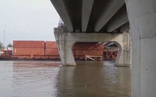 5 tiếng giải cứu sà lan ‘khủng’ kẹt giữa cầu Măng Thít