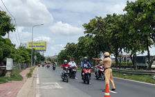 Lỡ kéo ga hơi quá tay, mất cả ngày công vì bị CSGT bắn tốc độ