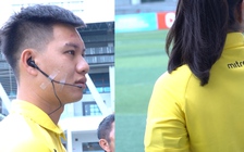 Trọng tài trên sân bóng TNSV Thaco Cup 2024 liên lạc với nhau như thế nào: 'Bí mật' bên trong tay áo