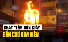 Cháy lớn tại cửa hàng bán giấy gần chợ Kim Biên ở TP.HCM