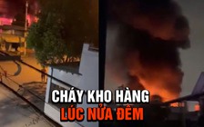 Lửa bao trùm kho giày lúc nửa đêm, nhiều người ôm đồ tháo chạy