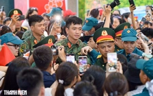 Nhiều người chờ gặp thượng úy Lê Hoàng Hiệp, quân đội phải mở lối đi