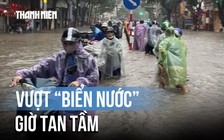 Người dân Hà Nội chật vật vượt ‘biển nước’ giờ tan tầm