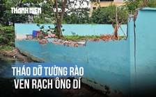 Tháo dỡ tường rào xây không phép ven rạch Ông Dí ở TP.HCM