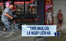 Đường Mã Lò ngập sâu sau mưa lớn, ông bà cụ U.80 mắc kẹt hơn 2 giờ 