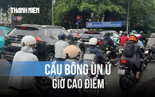 Cầu Bông ùn ứ giờ cao điểm, CSGT phải trực tiếp đứng điều tiết