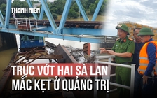 Vụ 2 sà lan mắc kẹt chân cầu Mỹ Chánh: Huy động 4 phao lớn và máy xúc trục vớt thế nào?