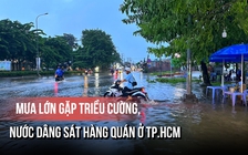Mưa lớn gặp triều cường, nước dâng sát hàng quán ở TP.HCM