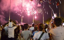 Chiêm ngưỡng những màn pháo hoa đẹp mắt ngày 30.4 ở TP.HCM
