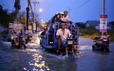 Triều cường đạt đỉnh ở Sài Gòn, người dân tối lại lội nước