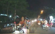 [VIDEO] Phụ nữ chở 3 ngược chiều, đối đầu ô tô đòi nhường đường ở Sài Gòn