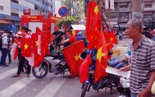 Nhiều vé giao lưu tuyển U.23 Việt Nam ở TP.HCM được chào mời ngoài đường
