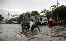 Sài Gòn mưa đầu mùa 1 giờ: Đường Nguyễn Hữu Cảnh ngập sâu, người xe lội nước