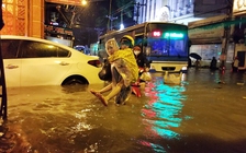 Những tuyến đường TP.HCM năm nào cũng ngập sâu: Người dân khốn khổ đủ cảnh