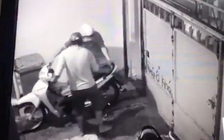 [VIDEO] Trộm dùng kềm cắt khóa trộm một lúc 3 xe máy nửa đêm mùa World Cup