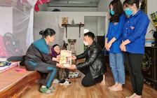 Giải chạy Tết sẻ chia cho người nghèo 2022 trao quà tết cho bà con khó khăn