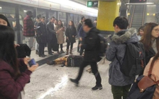 Tàu điện Hồng Kông bị ném bom xăng, 17 người bị thương