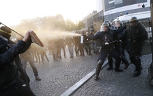 Cảnh sát đụng độ người biểu tình sau bầu cử Pháp