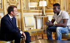 Mê Pokemon GO bỏ con suýt rơi từ tầng 4, ông bố có thể bị 2 năm tù