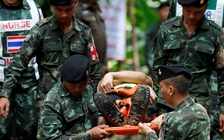 Đội bóng Thái Lan được điều trị y tế như thế nào khi được cứu?