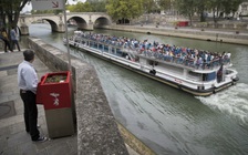 Dân Paris bực mình vì bồn tiểu lộ thiên