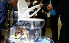 Tỉ phú Bill Gates trình làng toilet mới tự biến chất thải thành phân bón