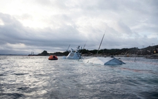 Chiến hạm Na Uy gần như chìm hẳn sau khi đụng tàu dầu