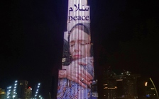 Hình ảnh Thủ tướng New Zealand trên tòa tháp cao nhất thế giới