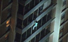 'Người nhện' tay không đu tường thoát khỏi tòa nhà cháy