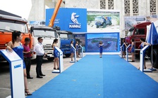 Vietnam Motor Show 2016: Những vũ nữ bên dàn xe Kamaz